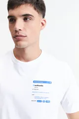 Remera de manga corta con escote redondo, corte regular y lettering estampado.