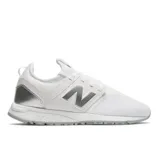 Championes New Balance modelo WRL247SAB, color blanco con detalles plateados metálicos en el logo 'N' lateral y en el talón. Presentan una construcción de malla y materiales sintéticos, y entresuela REVlite.