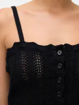 Top negro de punto con breteles anchos, escote cuadrado y cierre frontal con botones.