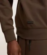 Buzo deportivo negro de poliéster con cuello redondo y mangas largas.