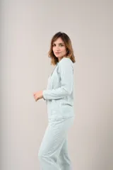 Pijama de manga larga en gris con azul, compuesto por una parte superior con botones y pantalones a juego.