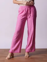 Pantalón wide leg color azul, de lino y rayón, con pretina elastizada y lazo de ajuste.