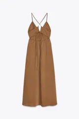 Vestido midi color marrón confeccionado en tejido fluido, con escote pico y tirantes finos cruzados en la espalda ajustables con lazada.