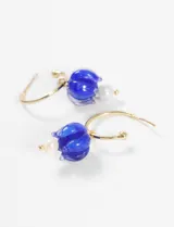 Aros de metal plateado con diseño de tulipán en vidrio azul, de 4 cm de largo.