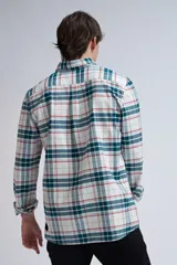 Camisa de manga larga con diseño de cuadros en tonos beige y marrón, con bolsillos delanteros y botones a presión.