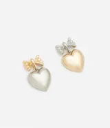 Par de aros colgantes con forma de corazón y lazo. Uno dorado con lazo plateado y otro plateado con lazo dorado.