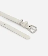 Set de tres cinturones finos de cuero sintético con textura croco, hebilla metálica cuadrada y doble trabilla. Incluye un cinturón negro, uno blanco y uno marrón.