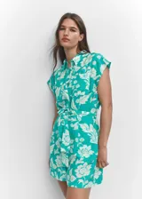 Mono corto estampado floral en color verde, con cuello camisero y lazo ajustable en la cintura.