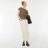 Camiseta beige con estampado animal print de leopardo, de corte holgado, mangas cortas y espalda abierta con lazo.