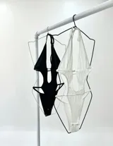 Body negro con escote halter, abertura en el abdomen y detalle de strass en el centro.