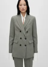 Blazer gris cruzado con cuello de pico con solapa, tejido de mezcla de lana, diseño recto y largo, manga larga con puños abotonados, forro interior y bolsillos de ribete en el pecho y de solapa laterales.