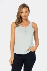 Musculosa negra con escote cuadrado, breteles anchos y bolsillo de parche en el pecho.