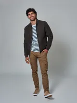 Campera bomber color beige, con cierre frontal y diseño clásico.