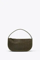 Bolso de mano color verde militar con efecto trenzado y asa corta. Incluye correa extraíble para usar como bandolera y cierre de cremallera metálica.