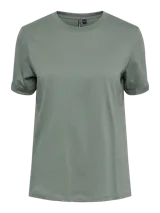 Camiseta verde oliva de algodón orgánico, corte clásico, cuello redondo y mangas cortas con dobladillo.