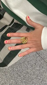 Anillo dorado regulable con diseño de bucle en acero inoxidable enchapado en oro de 18k.