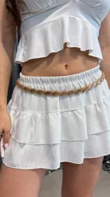 Cinturón de metal dorado con eslabones entrelazados.