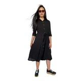 Vestido camisero midi negro con cuello clásico, mangas 3/4 y falda acampanada. Presenta un cinturón de lazo en la cintura y cierre frontal con botones.