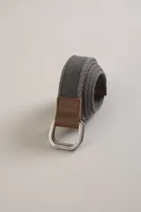 Cinturón gris de tela, con hebilla metálica y detalles en cuero.