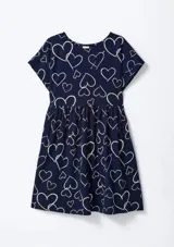 Vestido corto azul marino con estampado de corazones blancos.