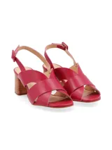 Sandalia color crema de cuero, con tiras cruzadas en el empeine, hebilla de ajuste y taco cuadrado forrado en madera.