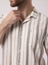 Camisa de hombre de manga corta con rayas verticales azules y blancas.