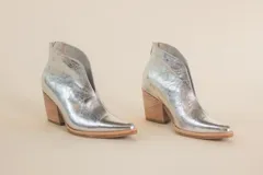 Bota corta plateada de cuero con taco de madera.