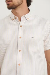 Camisa a rayas azul y blanca, de corte casual con botones y bolsillo frontal.