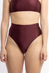 Bombacha de bikini tiro alto colaless color bordeaux, confeccionada en tela brillante.