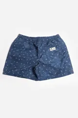 Short de baño blanco con estampado de hojas en tonos naranja, verde y rosa. Cuenta con cintura elástica, cordón ajustable, bolsillos laterales, suspensor interno y logo estampado.