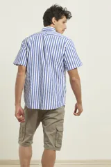Camisa de manga corta a rayas verticales azules y blancas, con cuello abotonado y bolsillo en el pecho.