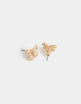 Par de aros dorados con forma de mariposa con incrustaciones de strass en tonos rosa, lila y blanco.