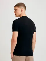Camiseta básica slim fit de manga corta, confeccionada en algodón con elastano para mayor comodidad y elasticidad.