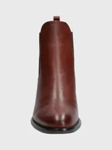 Botín negro de cuero con elástico lateral, taco cuadrado y suela de goma.