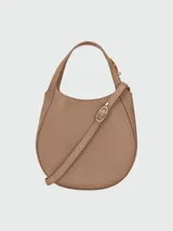 Bolso bandolera pequeño de cuero color crema, con correa ajustable y cierre superior.