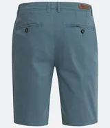 Bermuda masculina de corte slim, confeccionada en sarga lisa color blanco. Cuenta con bolsillos laterales, cierre con botón y cremallera, y trabillas para cinturón.