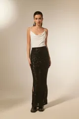 Body de bretel fino, color negro, con cuello buche drapeado y ajuste al cuerpo.