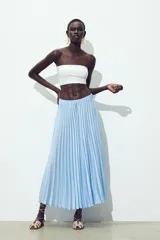 Falda midi plisada celeste con cintura elástica.
