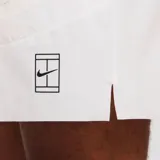 Short deportivo blanco de tenis NikeCourt Advantage para hombre, con cintura elástica, bolsillos laterales y logo de NikeCourt en el muslo.