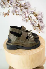 Sandalias de cuero color verde oliva con suela track y hebillas plateadas.