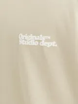 Camiseta color beige de manga corta y cuello redondo con calce holgado.
