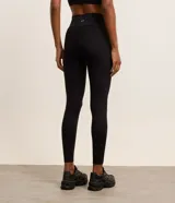 Calza deportiva negra de microfibra con cintura alta y bolsillo lateral.