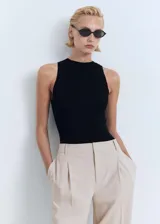 Pantalón de vestir color beige, de tiro alto, corte recto y largo. Presenta cierre frontal con botón, gancho y cremallera oculta, trabillas, bolsillos laterales, pinzas delanteras, forro interior y bolsillo de ribete en la parte posterior.