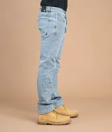 Jeans azul oscuro de corte slim, con tecnología Coolmax para confort térmico y elasticidad.