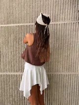 Bandana tejida a crochet color crudo, con tiras para atar.