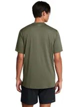 Remera deportiva verde militar de manga corta, con logo de Under Armour estampado en el pecho.