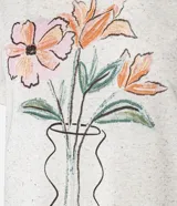 Remera de malla color crudo con estampa de un jarrón con flores, cuello redondo y mangas cortas.