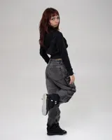 Campera negra con capucha y cierre frontal, con estampado de calavera y letras en blanco.