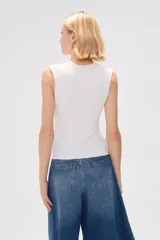 Musculosa negra de poliéster con textura arrugada, breteles anchos y escote en V profundo.