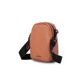 Bandolera de cuero sintético color negro, con doble cierre superior y correa de galón ajustable. Incluye un bolsillo interior de fácil acceso.